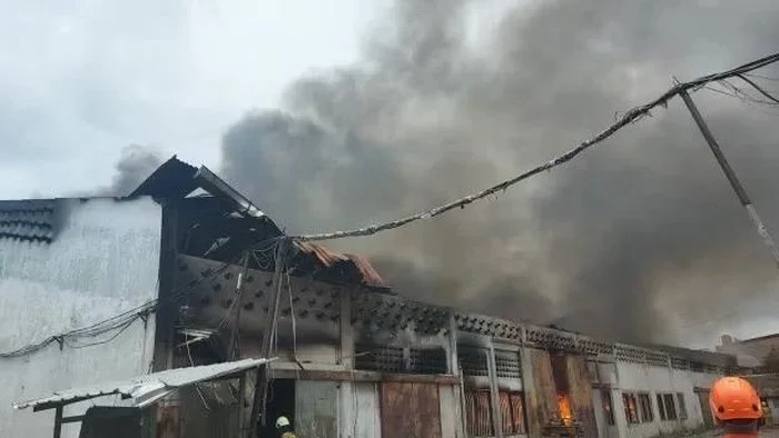 Kebakaran Gudang di Jakbar, 20 Unit Damkar Dikerahkan
