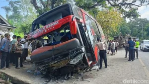 Kecelakaan Kereta vs Bus di Bangkok, 8 Orang Tewas