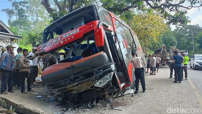 Kecelakaan Kereta vs Bus di Bangkok, 8 Orang Tewas