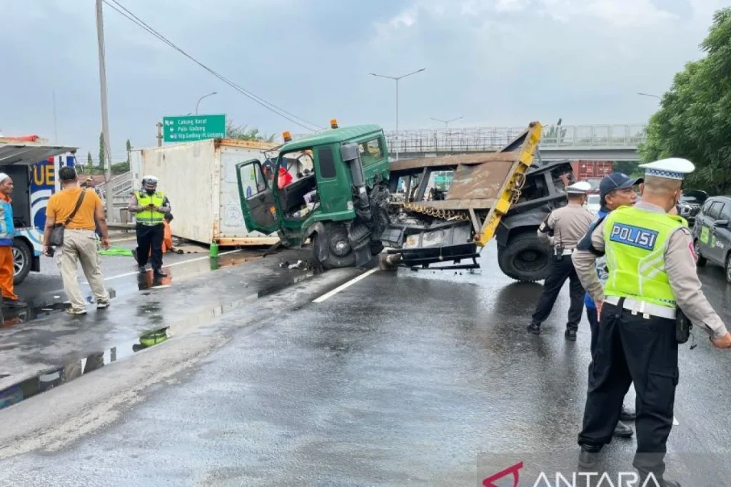 Kecelakaan Maut di Tol JORR Cakung: 2 Orang Tewas saat Bantu Ganti Ban Truk