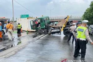 Kecelakaan Maut di Tol JORR Cakung: 2 Orang Tewas saat Bantu Ganti Ban Truk