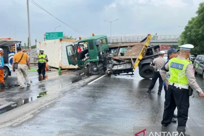Kecelakaan Maut di Tol JORR Cakung: 2 Orang Tewas saat Bantu Ganti Ban Truk