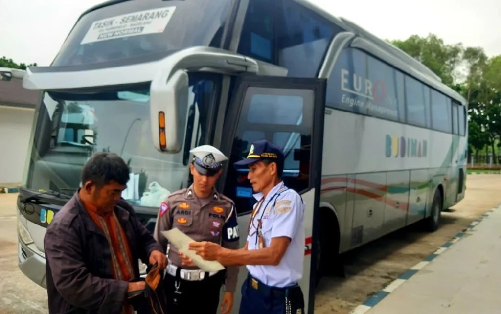 Kemenhub Ancam Cabut Izin Trayek Bagi Bus yang Tak Masuk Terminal