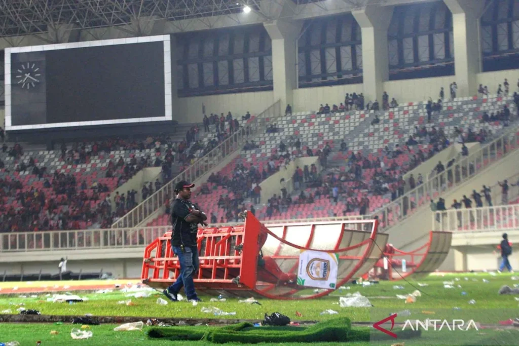Kericuhan Usai Pertandingan Persipura vs Adhyaksa Banten