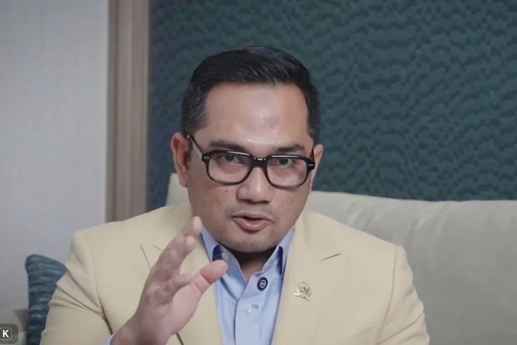 Ketua Komisi II DPR Tawarkan Beasiswa ke Siswa SMAN 1 Pontianak