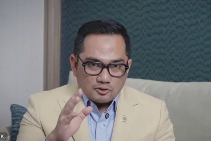 Ketua Komisi II DPR Tawarkan Beasiswa ke Siswa SMAN 1 Pontianak