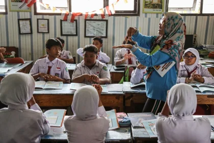 Klarifikasi Kemendikdasmen: Tidak Ada Rencana Penghentian Guru Non-ASN pada 2027