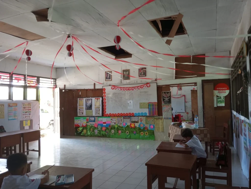 Kondisi Memprihatinkan SDN Klungkung 2 Jember: Perpustakaan Beratap Langit dan Plafon Kelas Ambruk