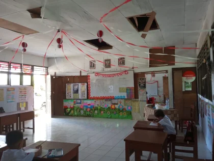 Kondisi Memprihatinkan SDN Klungkung 2 Jember: Perpustakaan Beratap Langit dan Plafon Kelas Ambruk