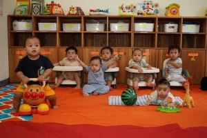 Konten YouTube Anak di Bawah 2 Tahun: Hanya 1 Guru Daycare Boleh Pegang Anak