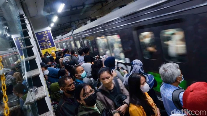 KRL Lintas Tangerang Terganggu Selama Jam Pulang Kerja Selasa Malam
