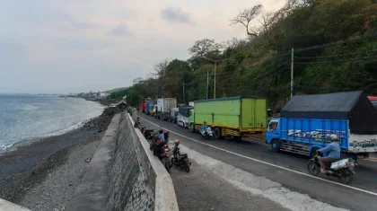 Lautan Truk Antre Tak Bergerak di Pelabuhan Ketapang Banyuwangi