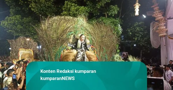 Lautan Warga Iringi Puncak Kirab Budaya Tatar Sunda di Bandung