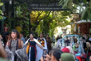Long Weekend Hari Buruh, Ribuan Wisatawan Menggempur Kampung Batik Kauman di Solo