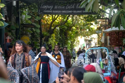 Long Weekend Hari Buruh, Ribuan Wisatawan Menggempur Kampung Batik Kauman di Solo