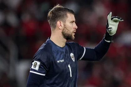 Maarten Paes Jadi Pahlawan Ajax, Bawa Tim Rebut Tiket Liga Konferensi Eropa