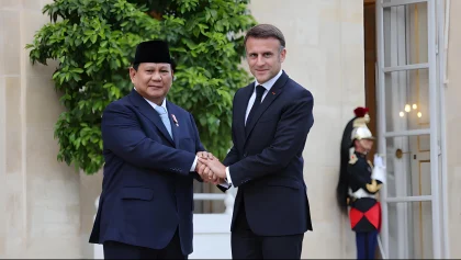Macron Sambut Langsung Kedatangan Prabowo di Istana Elysee