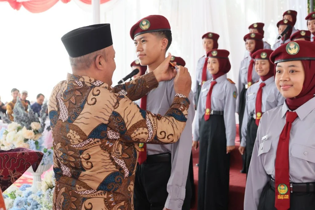 Mas Dhito Beri Beasiswa Bunga, Siswi Putus Sekolah di Kediri Kembali ke Bangku