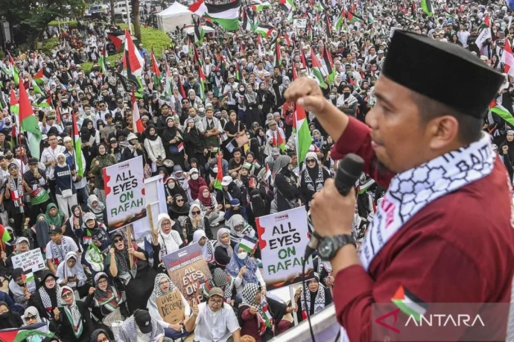 Massa Padati Kedutaan Besar AS untuk Solidaritas Palestina