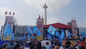 May Day di Monas: Ribuan Buruh Tinggalkan Lokasi Bawa Goodie Bag Sembako