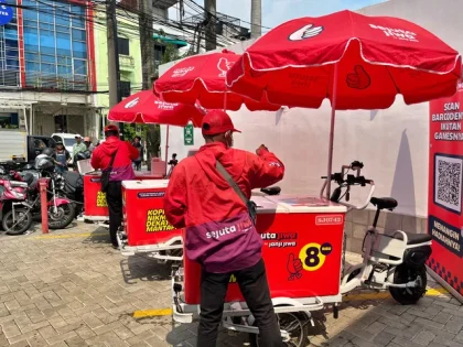 Mencoba Es Kopi Susu Honey yang Diseduh Langsung Sama Barista di Atas Gerobaknya