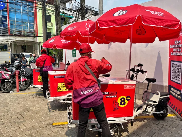 Mencoba Es Kopi Susu Honey yang Diseduh Langsung Sama Barista di Atas Gerobaknya