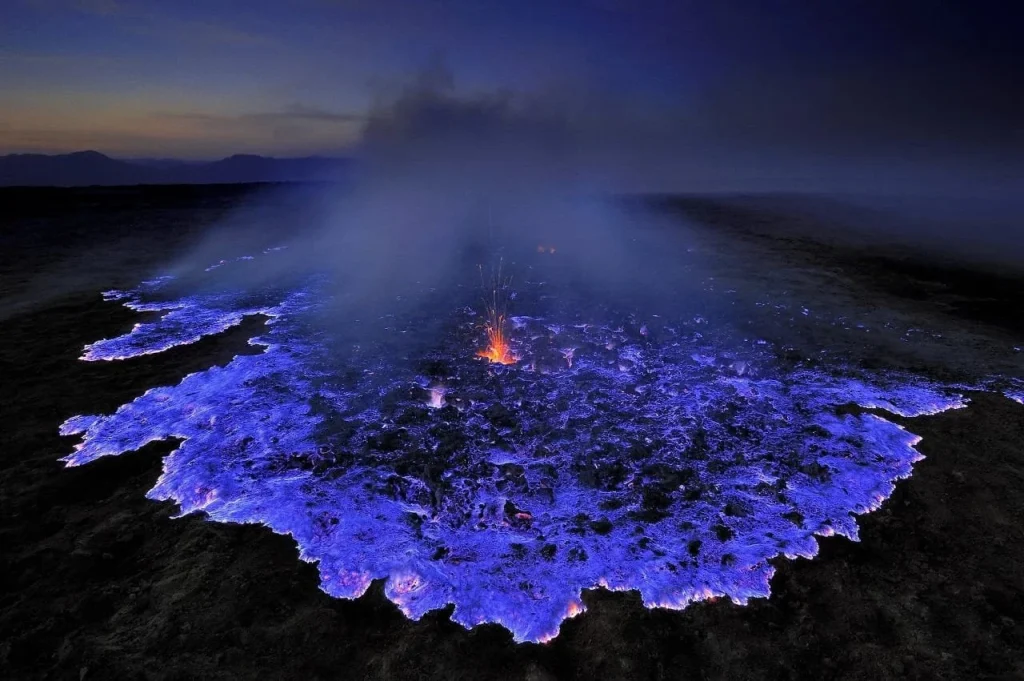 Mengenal Fenomena Api Biru di Kawah Ijen