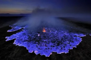 Mengenal Fenomena Api Biru di Kawah Ijen