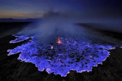 Mengenal Fenomena Api Biru di Kawah Ijen