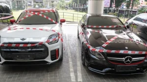 Mobil dan Tas Mewah Hasil Sitaan Kejagung Dipamerkan di Jakarta