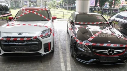 Mobil dan Tas Mewah Hasil Sitaan Kejagung Dipamerkan di Jakarta