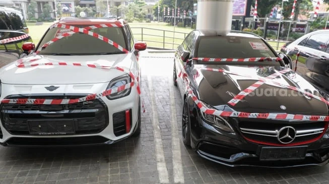 Mobil dan Tas Mewah Hasil Sitaan Kejagung Dipamerkan di Jakarta