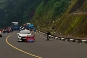 Mobil LCGC Terabas Masuk Parkiran Rest Area Seger Alam Puncak, Diduga Dikejar DC