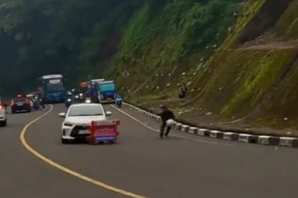 Mobil LCGC Terabas Masuk Parkiran Rest Area Seger Alam Puncak, Diduga Dikejar DC
