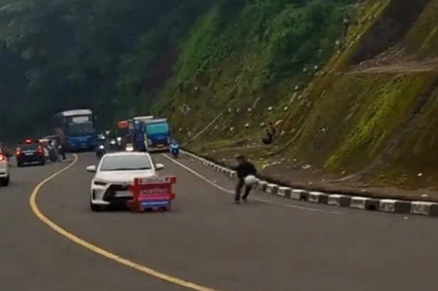 Mobil LCGC Terabas Masuk Parkiran Rest Area Seger Alam Puncak, Diduga Dikejar DC