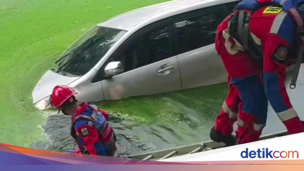 Mobil Nyebur ke Danau di PIK, Sopir Mengalami Luka-Luka
