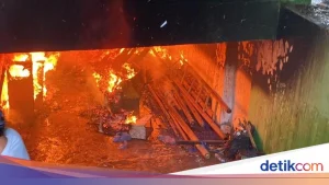 Mobil VW Caravelle Terbakar di Basement Apartemen di Jaksel