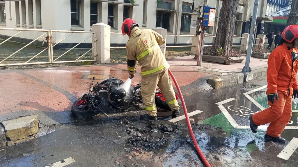 Motor Hangus Terbakar di Jalan Panglima Sudirman Surabaya