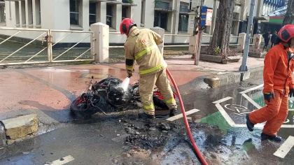 Motor Hangus Terbakar di Jalan Panglima Sudirman Surabaya