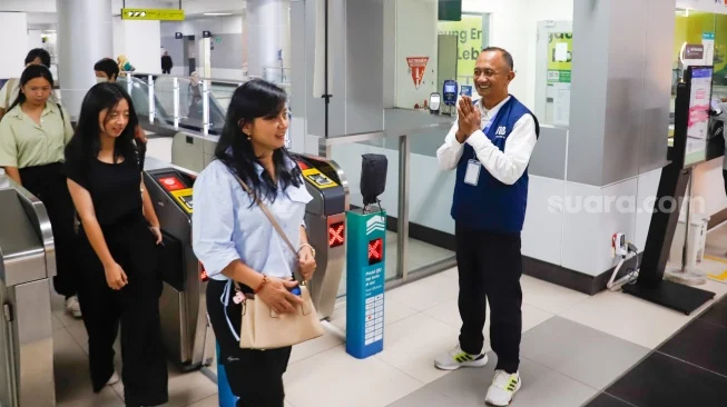 MRT Jakarta Libatkan 24 Lansia Jadi Petugas Stasiun dalam Rangka Hari Lansia Nasional