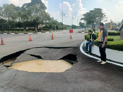 Muncul Lubang Besar di Jalan Raya Lenteng Agung, Warga Mengeluh