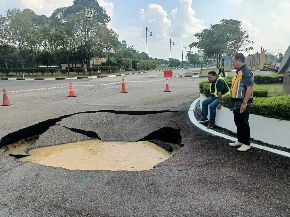 Muncul Lubang Besar di Jalan Raya Lenteng Agung, Warga Mengeluh