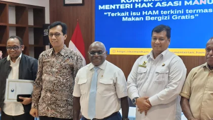 Natalius Pigai Tinjau Kasus Keracunan Siswa: Pengelolaan Dapur yang Tidak Profesional