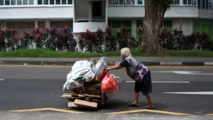 Nenek Kardus 'Hantui' Kota Terkaya Dunia, Fenomena Lansia Pemulung di Hong Kong