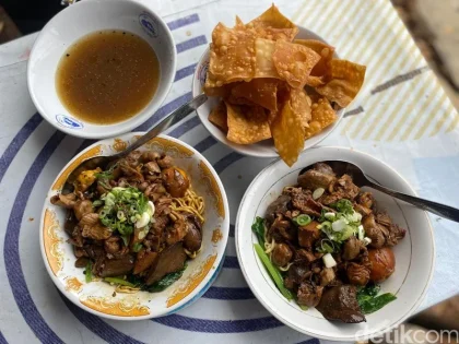 Nyobain Mi Ayam Pangsit H. Batong dengan Topping yang Melimpah