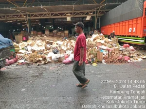 Pasar Jaya Gandeng ITB Tambah 5 Truk Baru, Bersihkan Sampah di Pasar Induk Kramat Jati