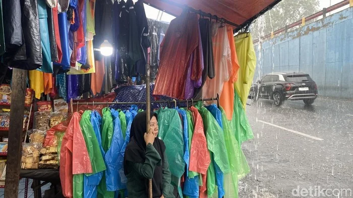 Pedagang Pasar Cipulir Tiba-Tiba Takut Hujan, Apa yang Terjadi?