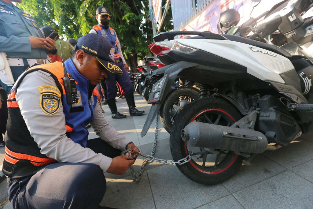 Pemkot Surabaya Tegakkan Sanksi pada Jukir yang Tolak Voucher Parkir, Siapkan Pengganti Petugas