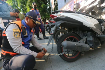 Pemkot Surabaya Tegakkan Sanksi pada Jukir yang Tolak Voucher Parkir, Siapkan Pengganti Petugas