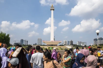 Pengunjung dari Berbagai Daerah Kunjungi Monas saat Libur Panjang Kenaikan Yesus Kristus